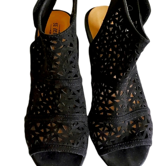 Seychelles Black Suede Bootie sandals. Velcro side closure. Chunky - Picture 5 of 10